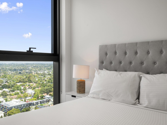 5, High-Rise 3-Bed Apartment with Premium Amenities, Melbourne