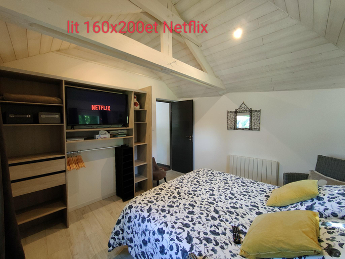 Bedroom 2, Gite Pause au jardin , Indre-et-Loire