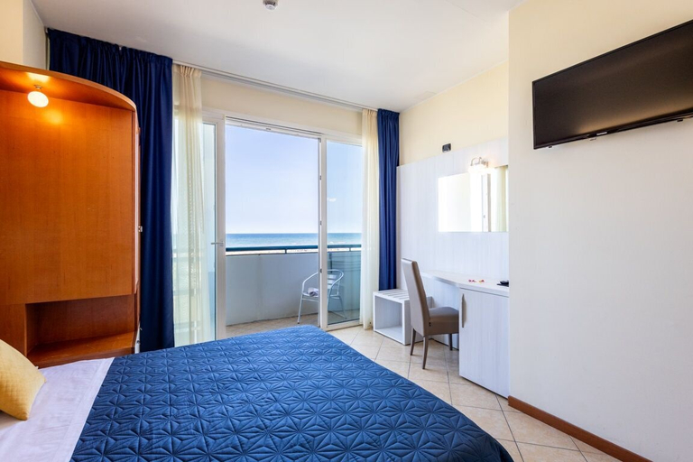 Bedroom 4, Hotel Palm Beach, Rimini