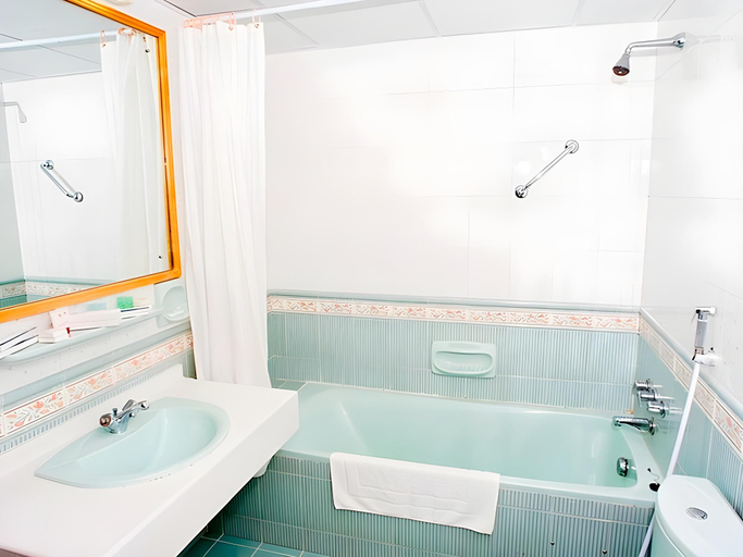 Bathroom 4, Safeer Hotel Suites, Muttrah