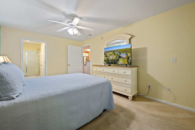 Room 2, Ground-floor 3-bedroom condo with stunning golf course views. 3 Condo by Peace Vacations, Georgetown