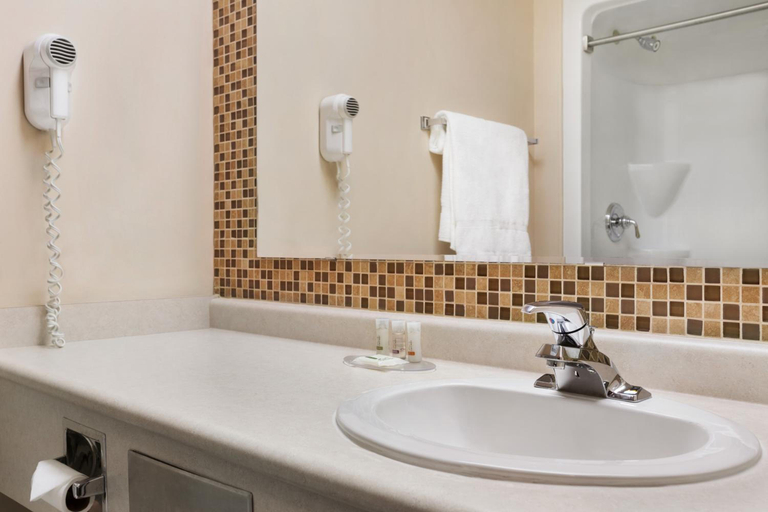 Bathroom 4, Days Inn By Wyndham Leamington, Essex