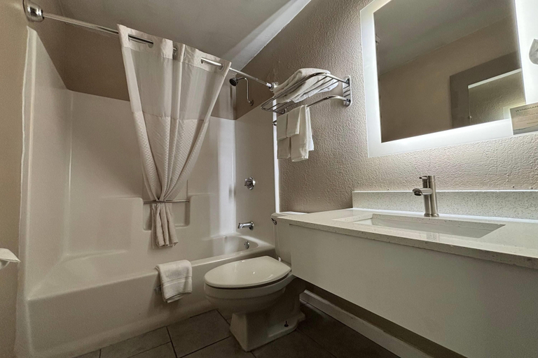 Bathroom 3, Super 8 by Wyndham Alton, Madison