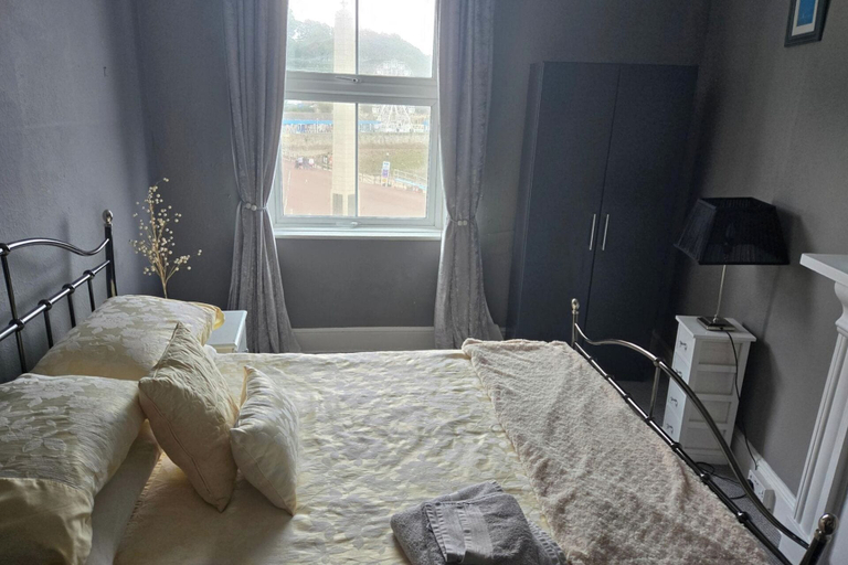 Room 4, Seaview 2 Double bed Apartment 2nd Floor, Conwy