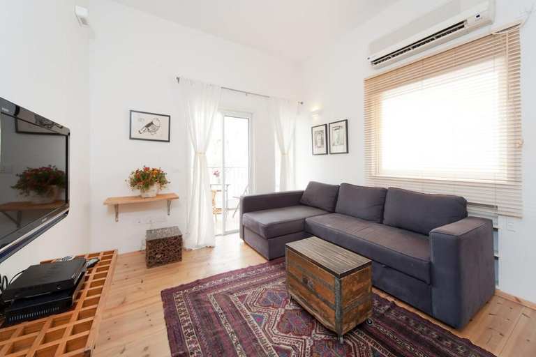 4, Stylish Apt w/ Charming Balcony in the Very Center