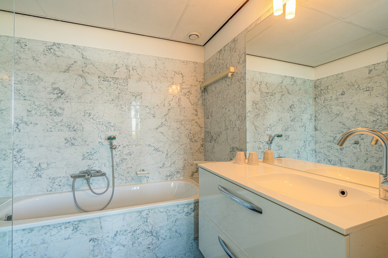 Bathroom 2, 2 person sea view apartment, Texel