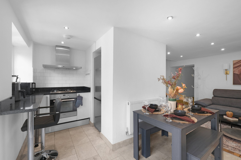 Private kitchen 3, Luxury 3BR 2BA with Hot Tub and Garden, London