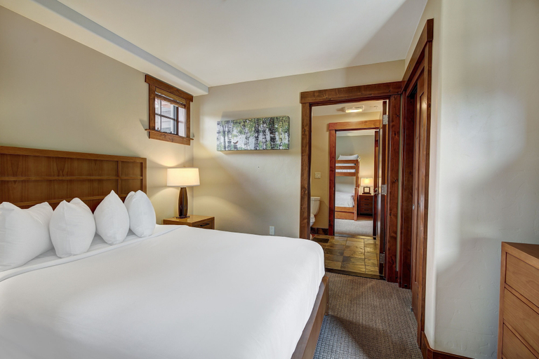 Room 5, Luxury 4 Bedroom Condo on Peak 8 4 Condo, Summit