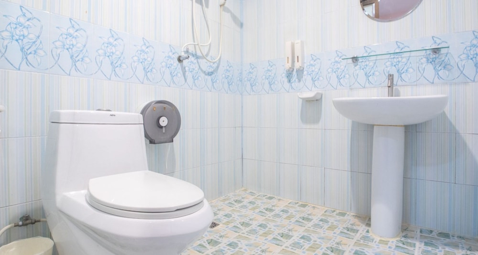 Bathroom 3, Naiyang Discovery Beach Resort, Pulau Phuket