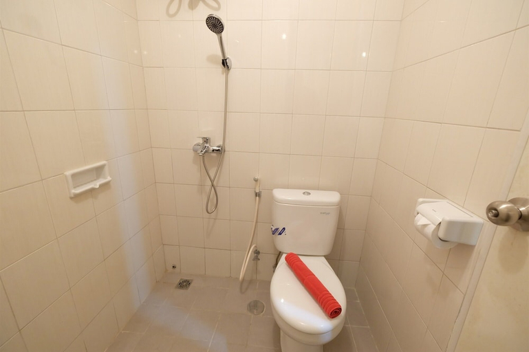 Bathroom 2, Studio Apartment Signature Park Grande Near Mt Haryono, Jakarta Timur