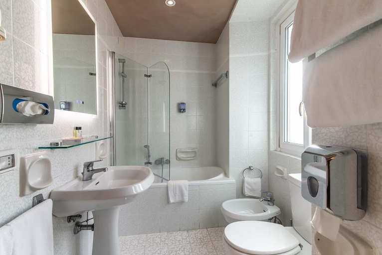 Bathroom 4, Tritone, Rome