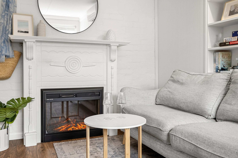 Living room 2, Charming 1-bed With Fireplace by the Beach, Melbourne