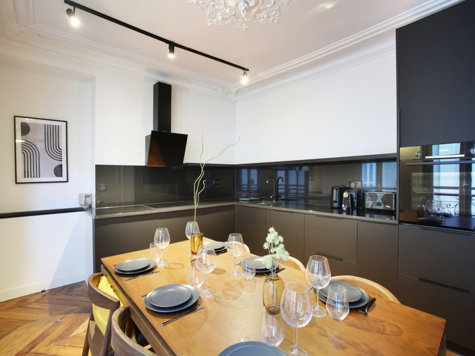 2, Sublime apartment with AC Louvre Museum, Paris