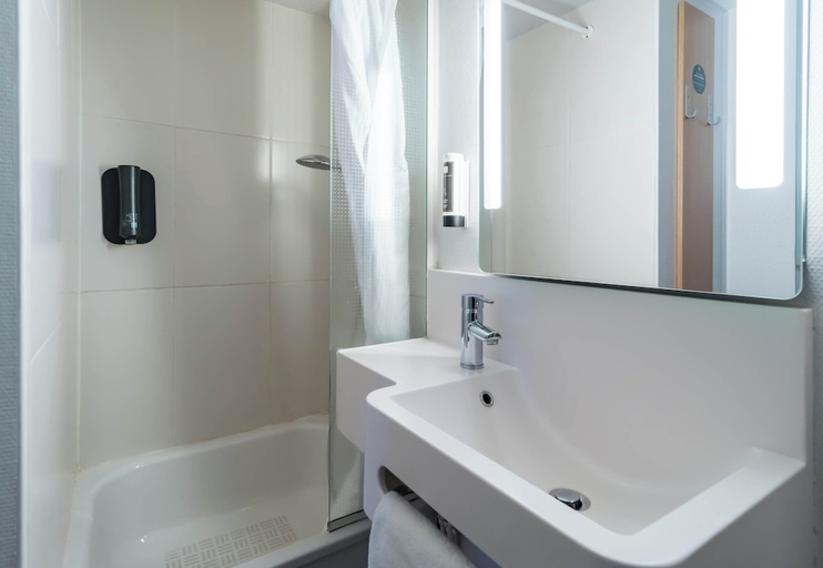 Bathroom 3, B&B HOTEL Saint-Brieuc, Côtes-d'Armor