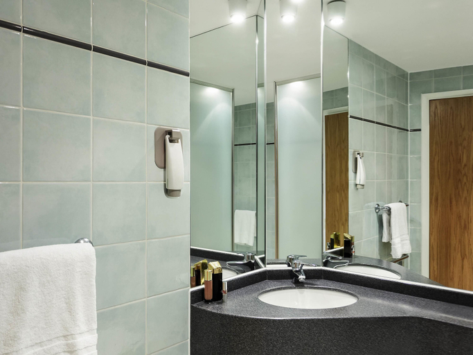 Bathroom, ibis Northampton Centre, Northamptonshire