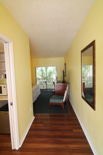 Others 5, The Central Motel, Citrus
