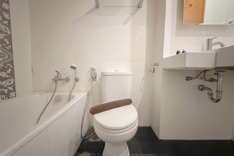 Bathroom 3, Spacious And Comfortable Living 3Br Apartment At Aryaduta Residence, Surabaya