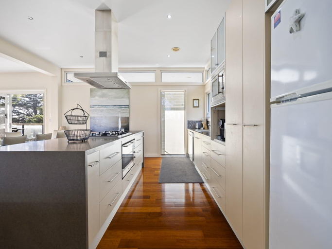 3, Spacious 3-Bed Townhouse Near Dromana Beach, Melbourne