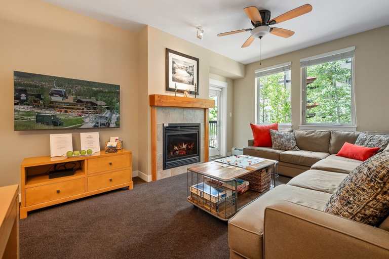 Living area 4, Fraser Crossing 1 Bedroom Cabin, Grand