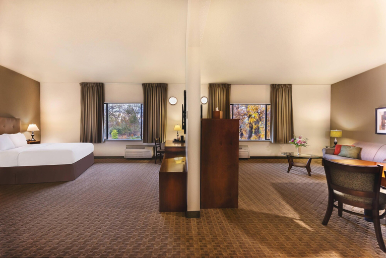 Bedroom 3, Gaia Hotel & Spa Redding, an Ascend Collection Hotel, Shasta