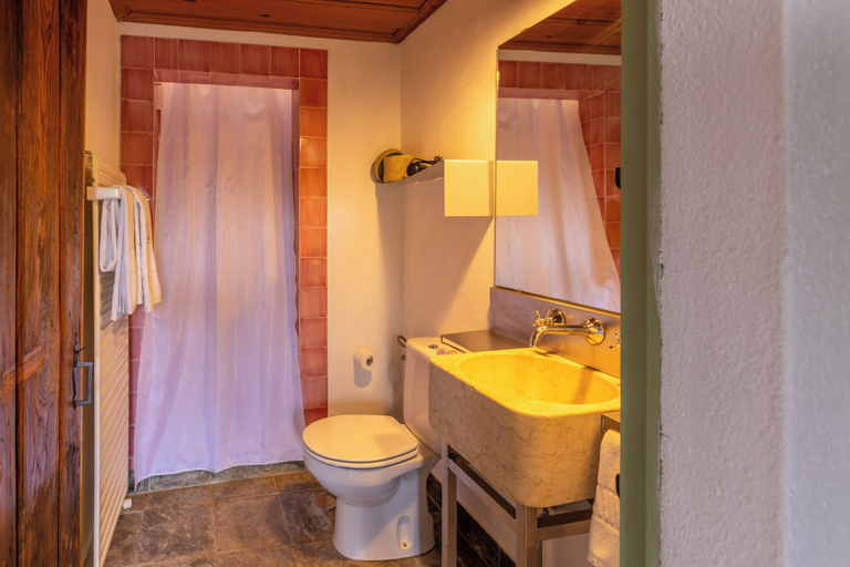 Bathroom 4, Quinta do Barrieiro, Marvão