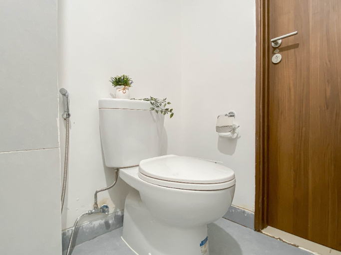 Bathroom 5, Modern and Comfort-Driven Studio Apartment LRT City Sentul by Travelio, Bogor