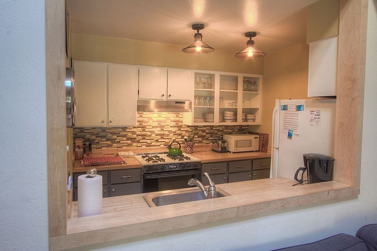 Private kitchen 2, Alpine Getaway 3 Bedroom Home by RedAwning, Placer