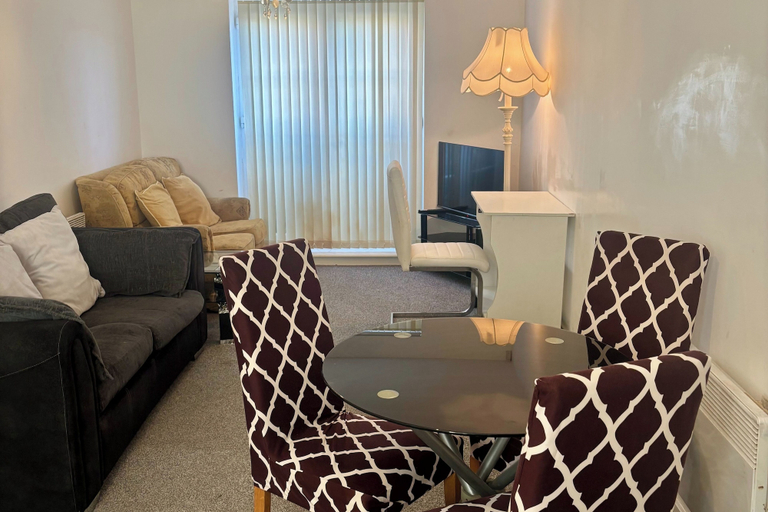 Living area 5, 2 Bed Wolverhampton Apartment-sleeps 5, Wolverhampton