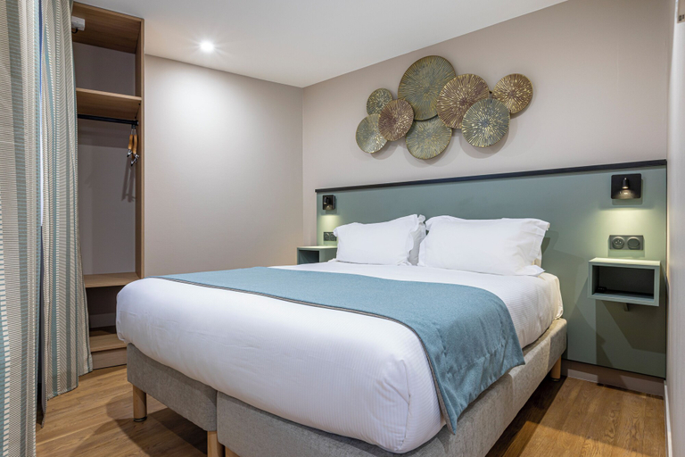 Bedroom 3, Best Western Montcalm, Paris
