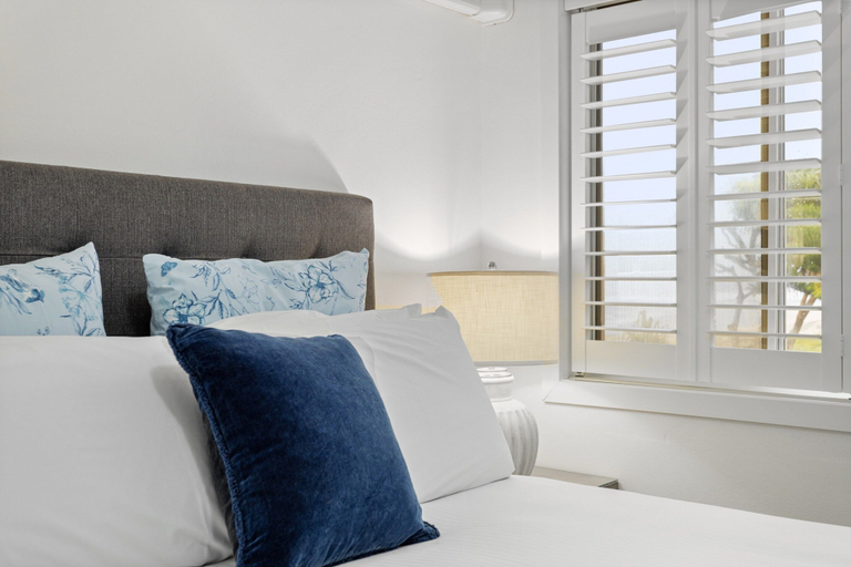 Room 2, Wake to Waves in Spacious 3-bed Beachfront Unit, Gold Coast