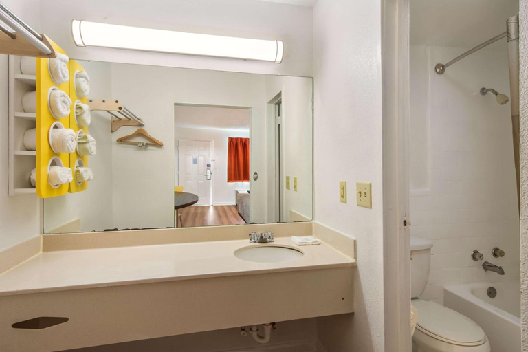 Bathroom 3, Motel6 Warner Robins, GA, Houston