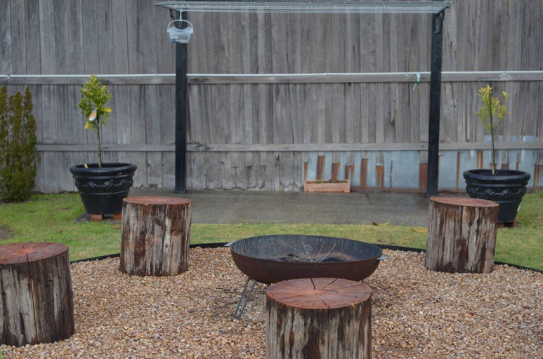Fireplace, Homely 2-Bed Cottage Near Tenterfield Centre, Tenterfield