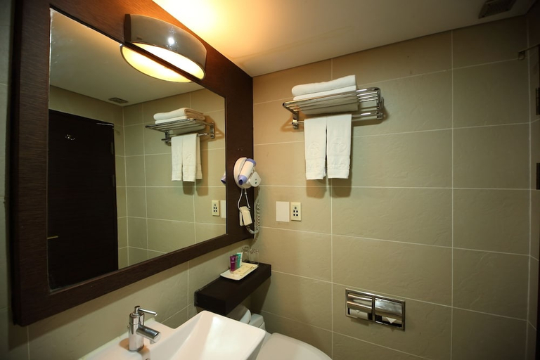 Bathroom 4, Ramada Songdo Hotel, Yeonsu