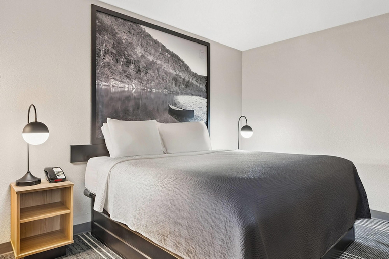 Bedroom 4, Super 8 by Wyndham Harrison AR, Boone