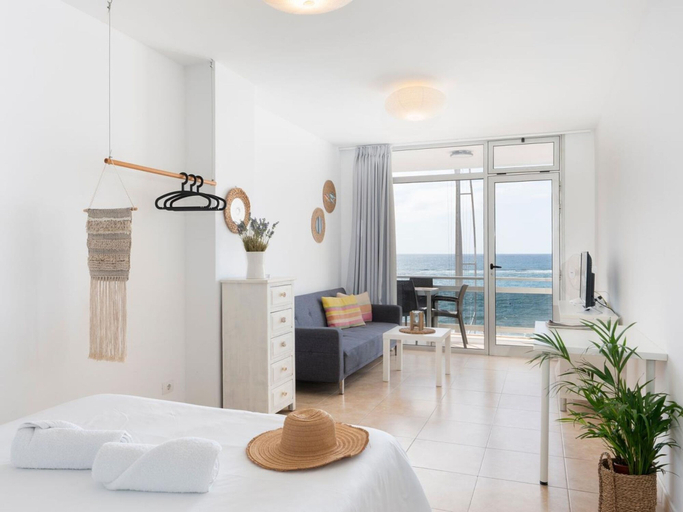 Room 2, Loft on Las Canteras Beach Terrace sea Views Wifi, Las Palmas