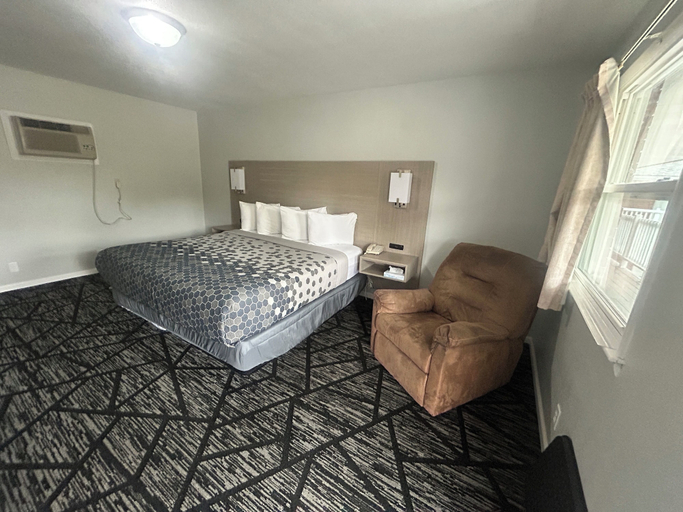 Bedroom 3, Budget Inn, Mahaska