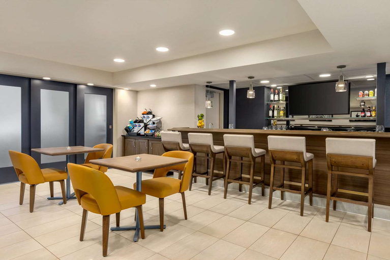 Food & Drinks 5, Baymont By Wyndham Owatonna, Steele