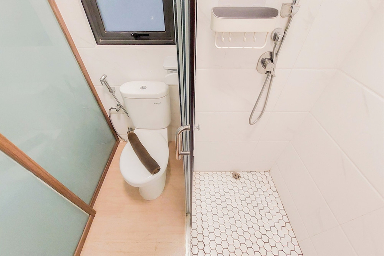 Bathroom 3, Comfort Stay 2Br At Sky House Bsd Apartment Near Aeon, Tangerang Selatan