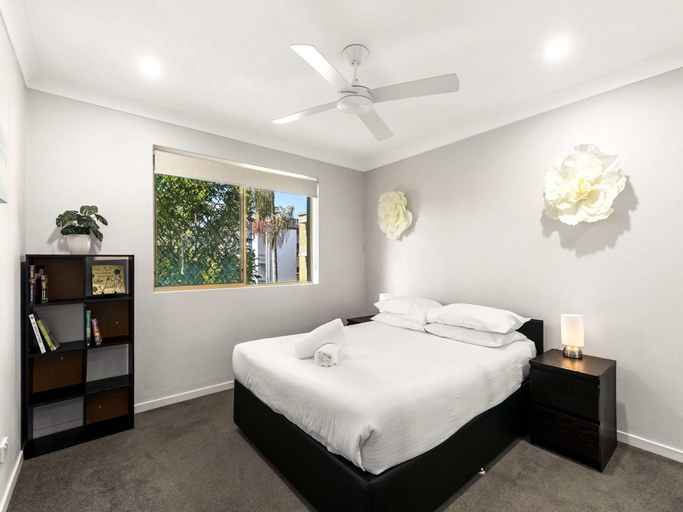 Bedroom 2, Charming 3-bed Apartment near Local Shops, Nundah