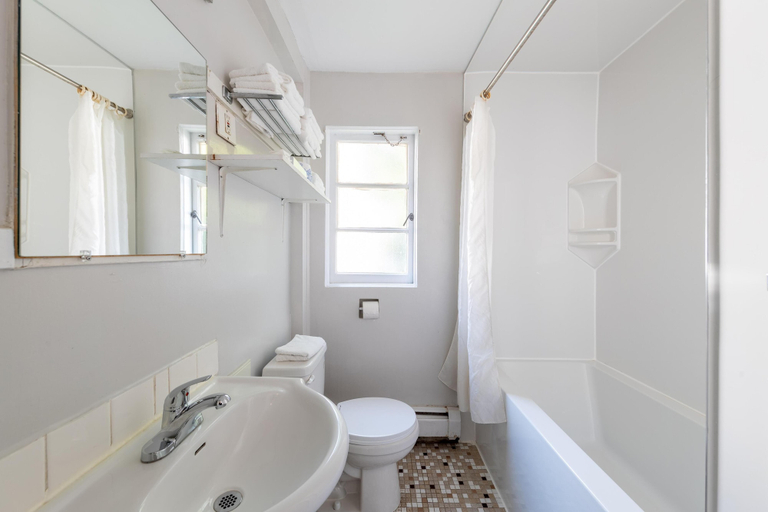 Bathroom 4, 2400 Motel, Greater Vancouver