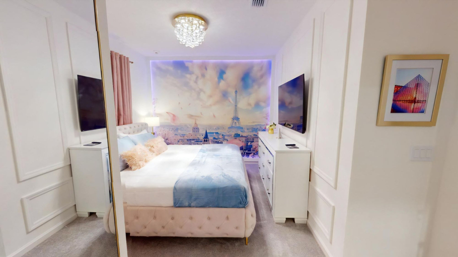 Room 2, 8 Bedroom Themed Rooms Huge Games Room Pool Spa, Orange