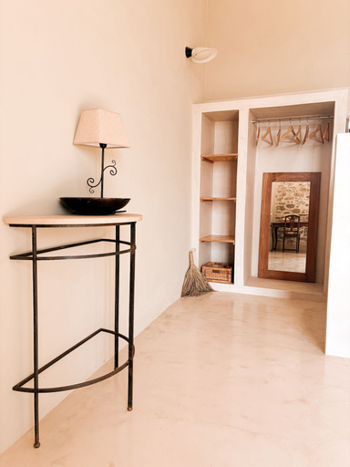 Room 4, Mimosa Lodge, Girona