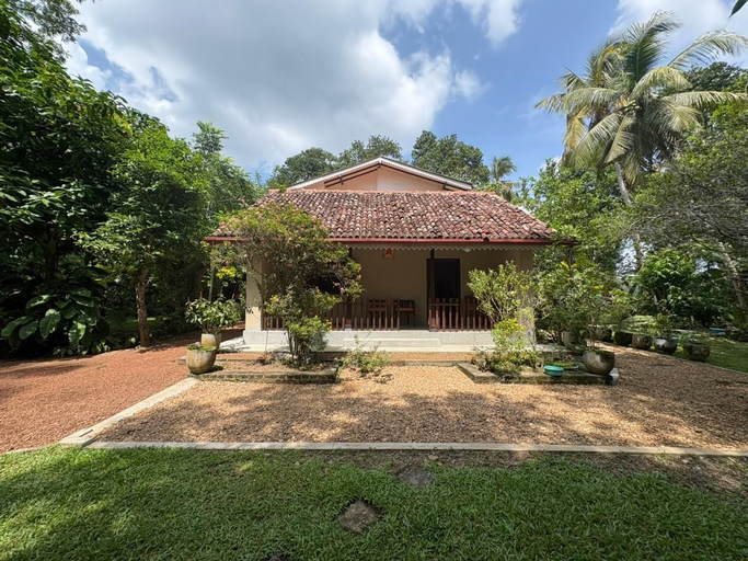 Front of property 5, John's Homestay, Habaraduwa