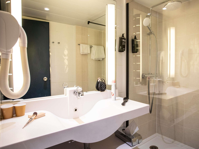 Bathroom 4, ibis Styles Besançon, Doubs