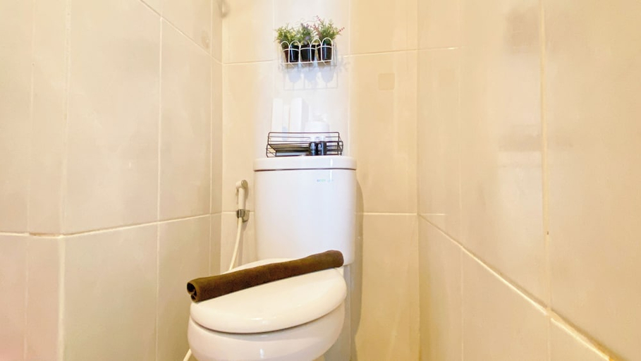 Bathroom 3, Homey And Enjoy Studio At Serpong Garden Apartment, Tangerang