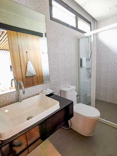 Bathroom 4, Bangpakong Boat Club, Bang Pakong