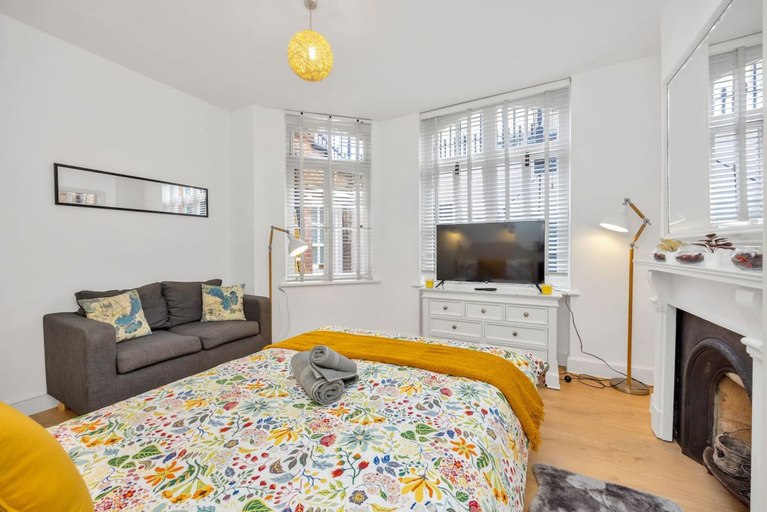 Room 4, 3 Bedroom 2 Bathroom Victorian Flat in Kensington, London