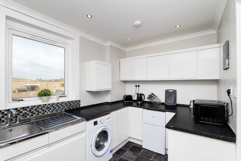 Room 5, Spacious 3 BED House With Parking, Falkirk