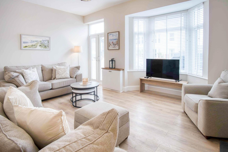 Living area 5, Seascape Retreat - 3 Bedroom Flat - Porthcawl, Bridgend