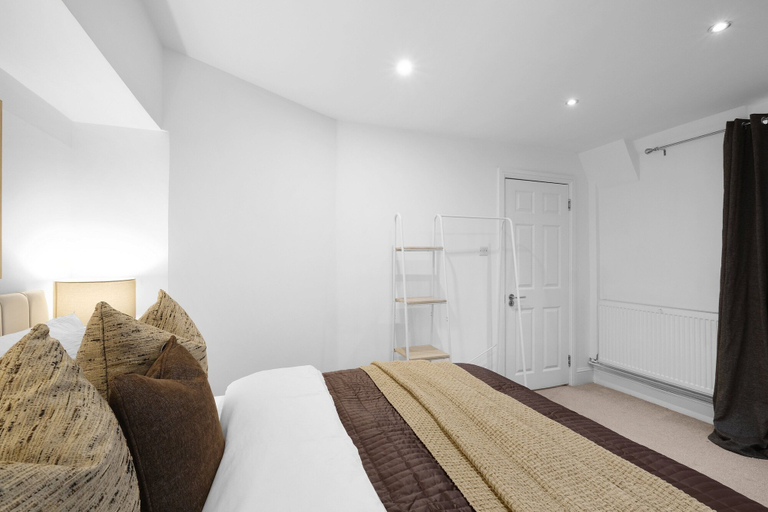 Room 2, Luxury 3BR 2BA with Hot Tub and Garden, London